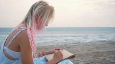 sarışın kadın kumsalda boyama