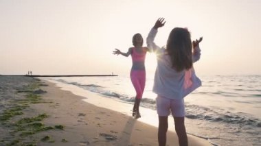 Kızı ile spor giyim kadın 