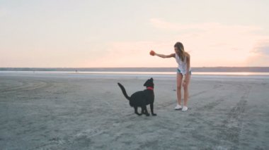Siyah köpek olan kadın