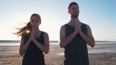 güzel çift yoga yaparken