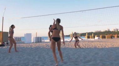 Kadınlar Voleybol kumsalda oynamak.