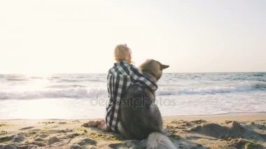 husky sahil üzerinde kadınla 