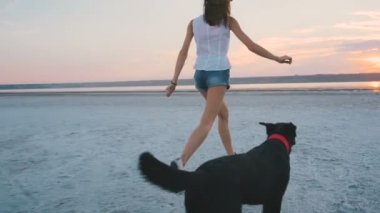 kadın siyah köpek ile oynamak