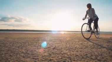 hippi kız binicilik bisiklet sahil