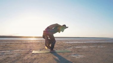 güzel çift yoga yaparken