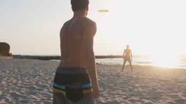 Millet, frisbee kumsalda oyun