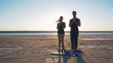 Yoga yaparken spor Çift