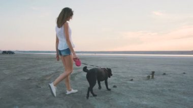 Genç kadın oyun ile köpek
