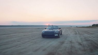 adam kadın arabası ile