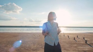 hippi kız sahil üzerinde