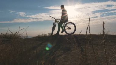 adam ile yokuş aşağı bisiklet