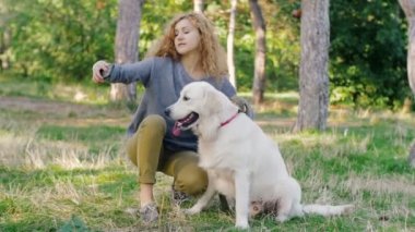 Labrador ile resim kadın çekmek