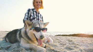 husky sahil üzerinde kadınla 