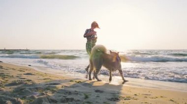 Köpeğiyle gezen kadın.