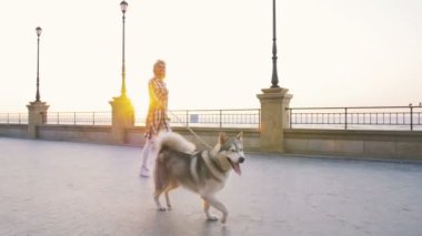 Husky ile yürüyen kadın
