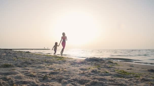 Mujer con hija en la costa del mar — Vídeos de Stock