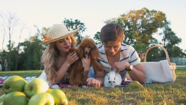 Gelukkige paar met hond en konijn — Stockvideo