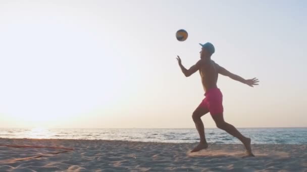 男がビーチでバレーボールします。 — ストック動画