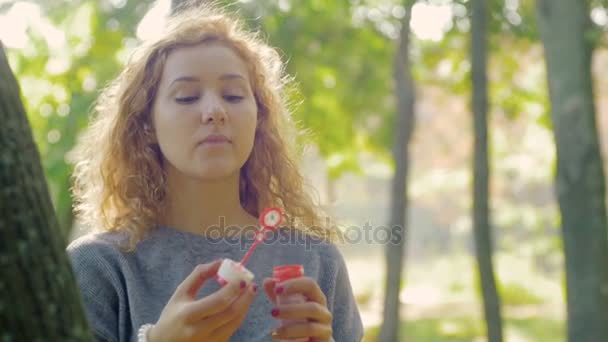 Mujer hacer burbujas de arco iris — Vídeos de Stock