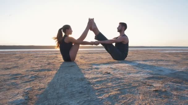 Pareja haciendo yoga — Vídeo de stock