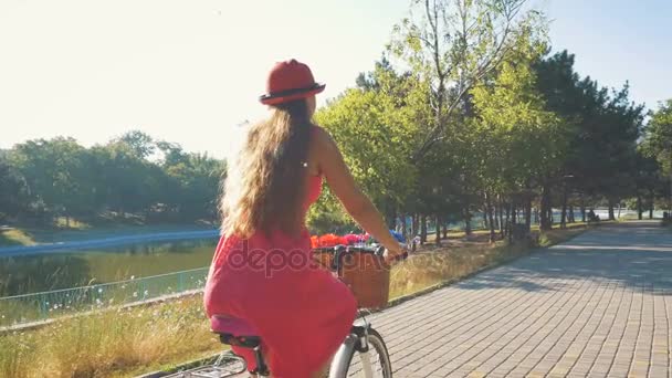 Női lovaglás kerékpár — Stock videók