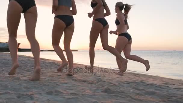 Mujeres deportivas corriendo en la playa — Vídeos de Stock