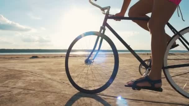 Hipster man rider bike på seacoast — Stockvideo