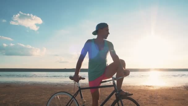 Hippi erkek bisikleti ile — Stok video