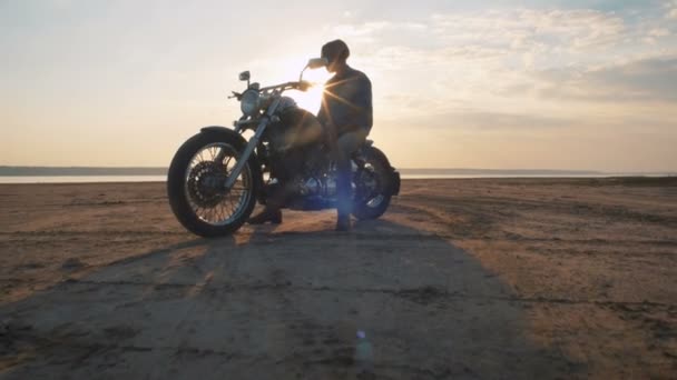 Hipster hombre con motocicleta — Vídeos de Stock