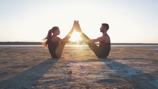 Pareja haciendo yoga — Vídeo de stock