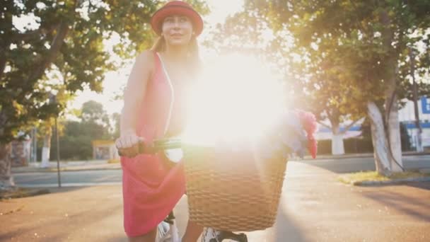 ビンテージ バイクを持つファッション女性 — ストック動画