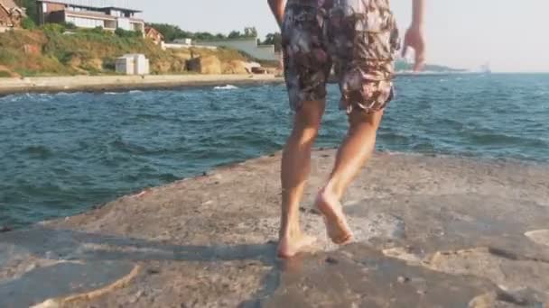 Ο άνθρωπος που τρέχει και πηδά στη θάλασσα — Αρχείο Βίντεο