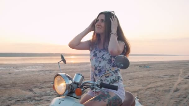 Mujer en scooter vintage — Vídeo de stock