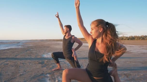 Par som gör yoga — Stockvideo