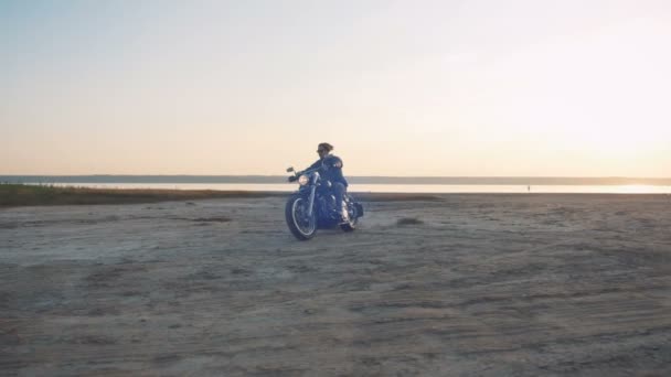 Man rider motorcykel på seacoast — Stockvideo