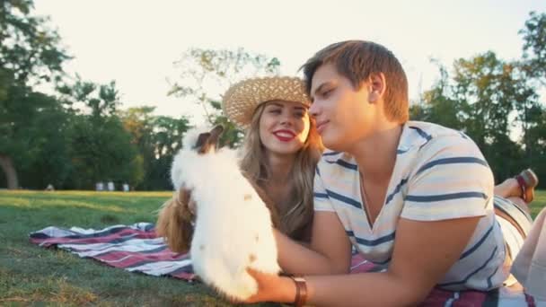 Casal feliz com cão e coelho — Vídeo de Stock