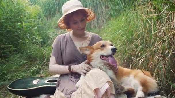 Frau mit Hund in der Natur — Stockvideo