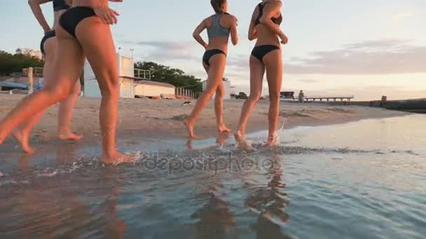 Mujeres corriendo al atardecer — Vídeo de stock