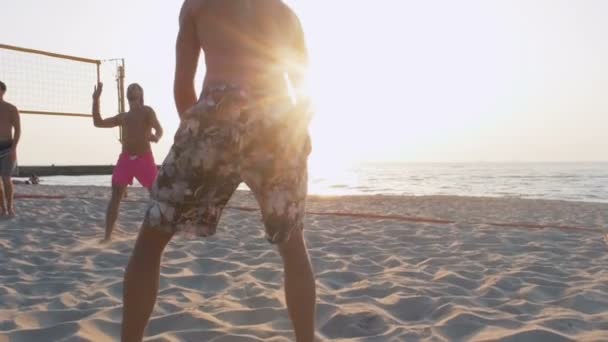 Los hombres juegan voleibol en la playa — Vídeos de Stock