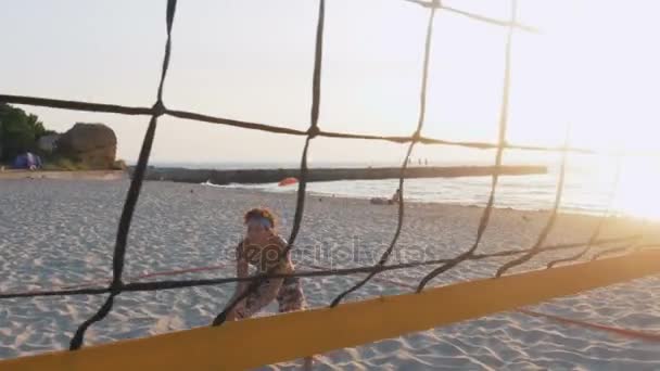 Los hombres juegan voleibol en la playa — Vídeo de stock
