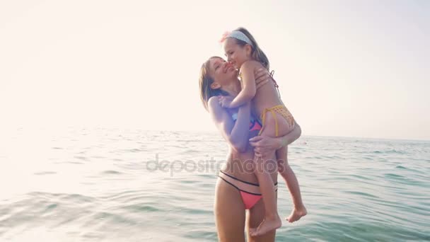 Fitness-Frau mit Tochter bei Sonnenuntergang — Stockvideo