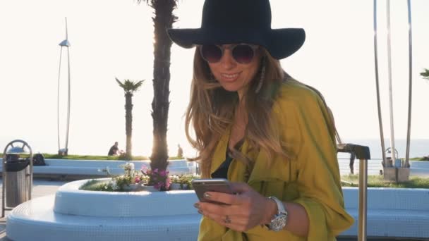 Мода женщина с помощью мобильного — стоковое видео