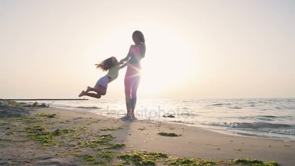 Fitness Mulher com filha ao pôr do sol — Vídeo de Stock