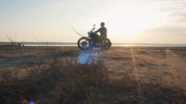 Hipster hombre con motocicleta — Vídeos de Stock