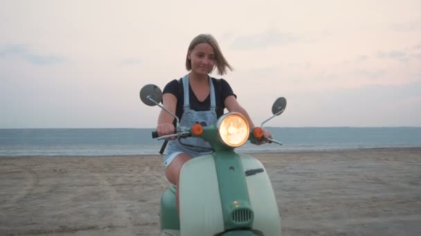 Ung kvinna på vintage scooter — Stockvideo