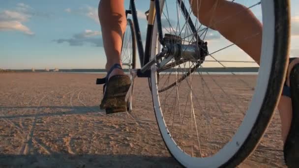 流行に敏感な男性自転車に乗って — ストック動画