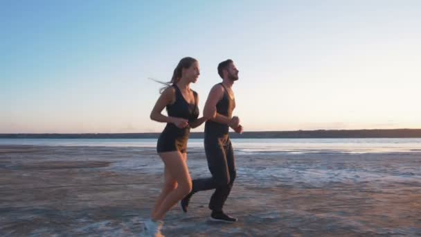 해변에서 달리는 부부 — 비디오