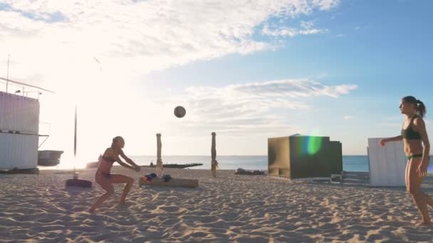 Женщины играют в волейбол — стоковое видео