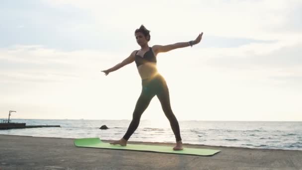 Mulher fazendo Yoga na costa do mar — Vídeo de Stock