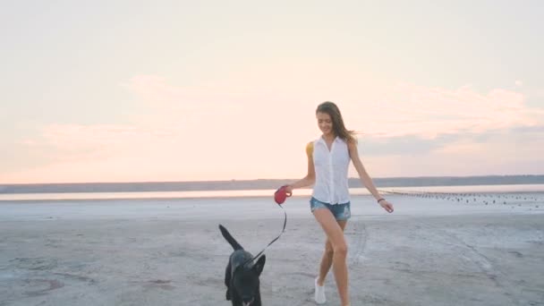 Mujer joven con perro — Vídeo de stock